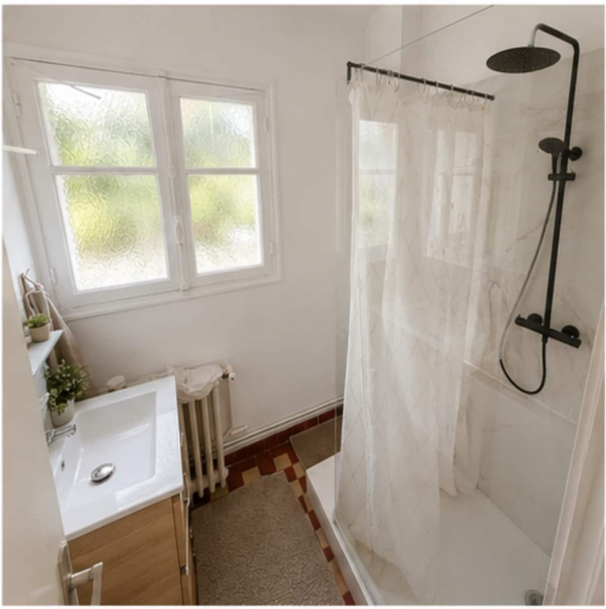 Salle de bain avec douche